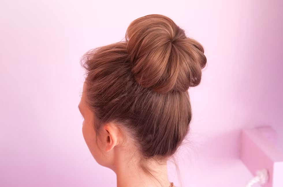 Chúng rất dễ khiến toàn bộ outfit của bạn trông kém sang và lỗi thời nếu bạn búi tóc quá cẩu thả, khiến chúng xộc xệch hoặc không cố định. Chúng rất dễ khiến toàn bộ outfit của bạn trông kém sang và lỗi thời nếu bạn búi tóc quá cẩu thả, khiến chúng xộc xệch hoặc không cố định.