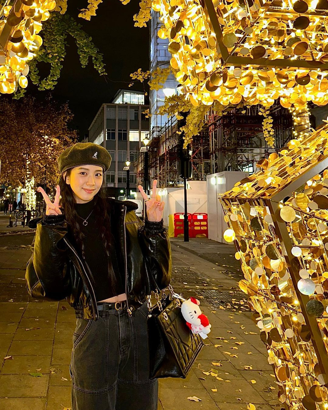 Khám phá London trong chiếc áo khoác hai mặt Curetty, mũ nồi Kangol Jax, thắt lưng yên ngựa Dior, túi tote Dior Essential và vòng cổ Cartier Juste un clou. Khám phá London trong chiếc áo khoác hai mặt Curetty, mũ nồi Kangol Jax, thắt lưng yên ngựa Dior, túi tote Dior Essential và vòng cổ Cartier Juste un clou.