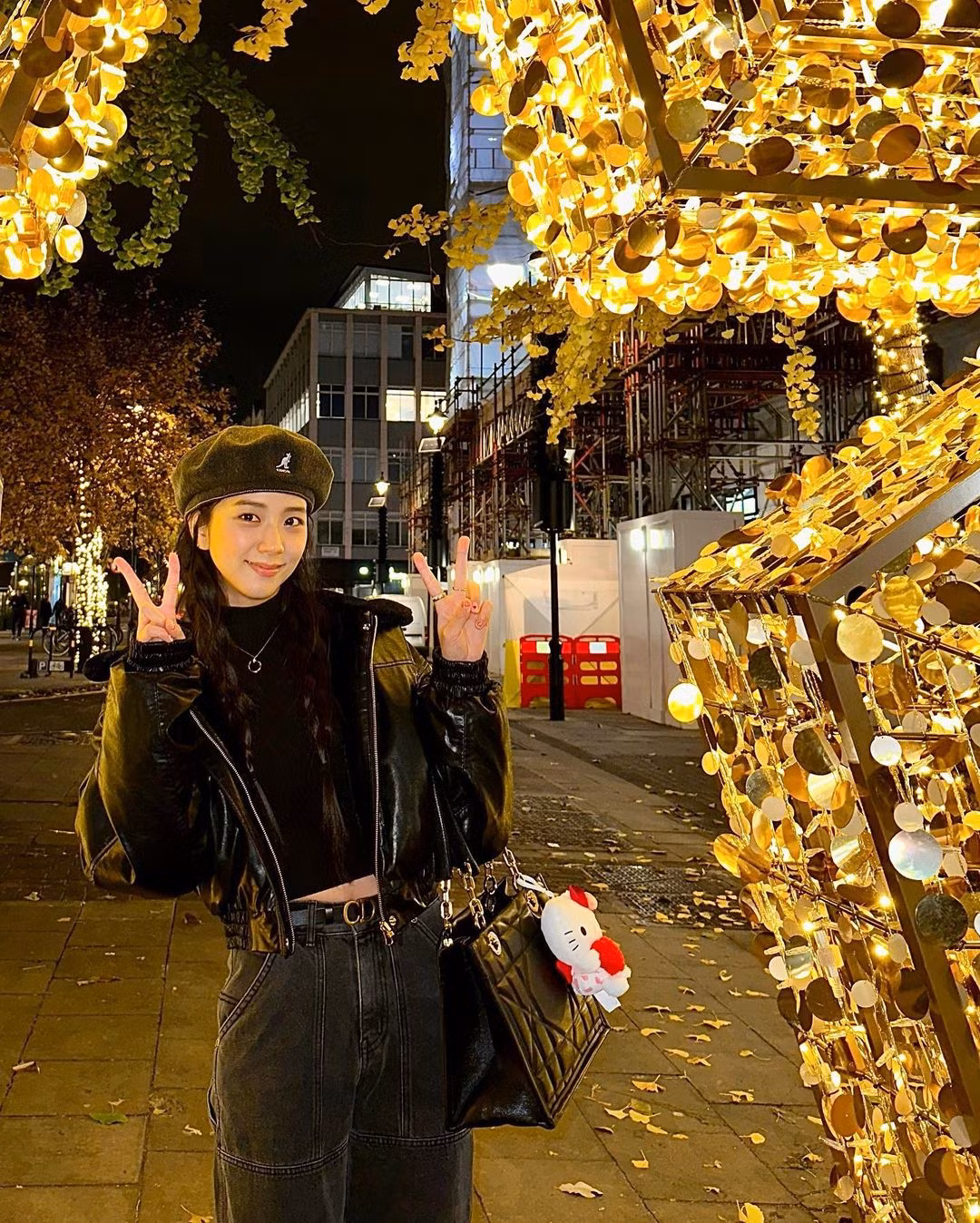 Khám phá London trong chiếc áo khoác hai mặt Curetty, mũ nồi Kangol Jax, thắt lưng yên ngựa Dior, túi tote Dior Essential và vòng cổ Cartier Juste un clou.