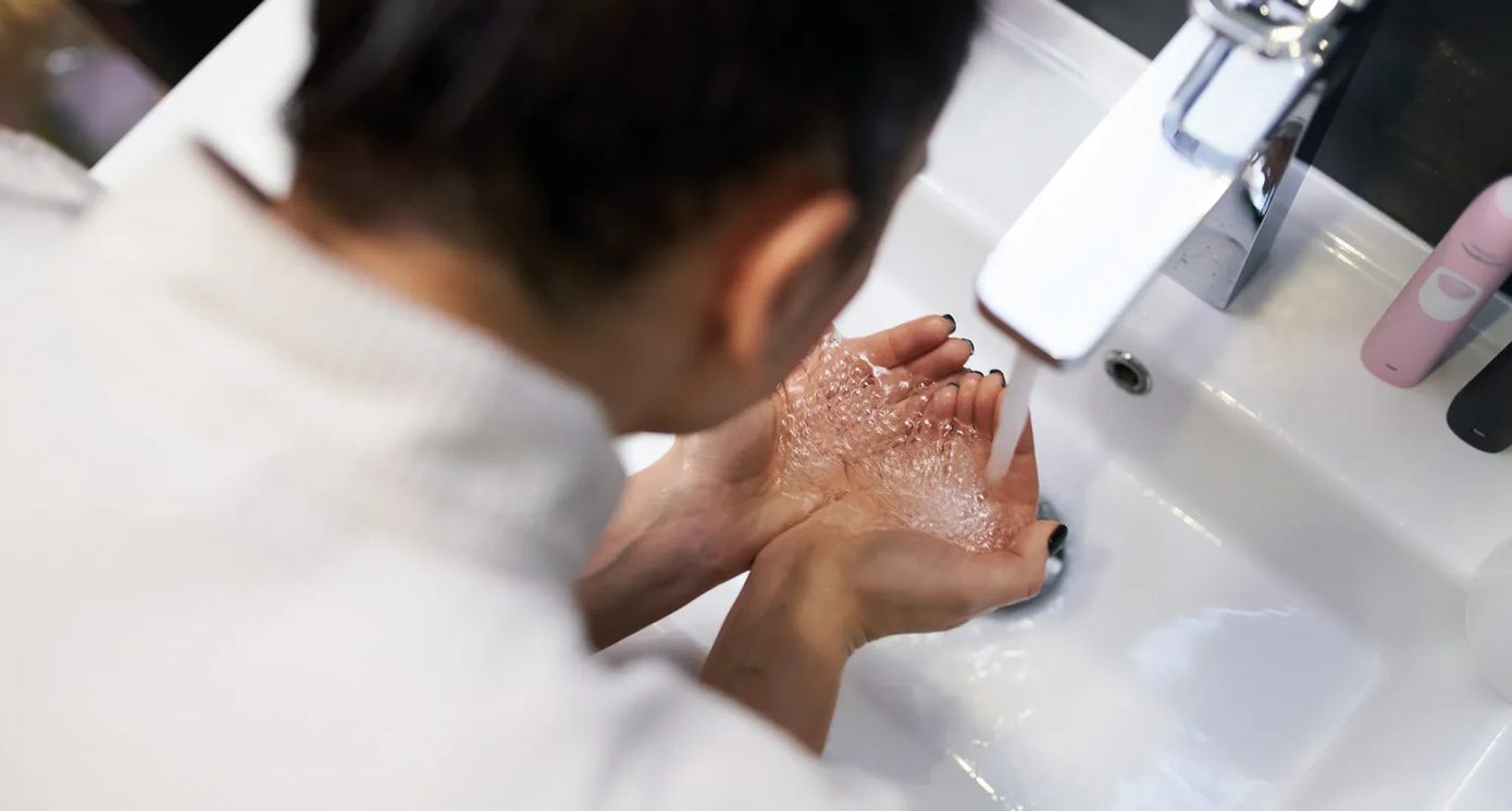 Ban đêm, da không tiếp xúc với nhiều tác nhân bên ngoài (như phấn hoa, khói bụi, trang điểm) nên hầu như không có gì cần làm sạch quá mức vào buổi sáng. Ban đêm, da không tiếp xúc với nhiều tác nhân bên ngoài (như phấn hoa, khói bụi, trang điểm) nên hầu như không có gì cần làm sạch quá mức vào buổi sáng.