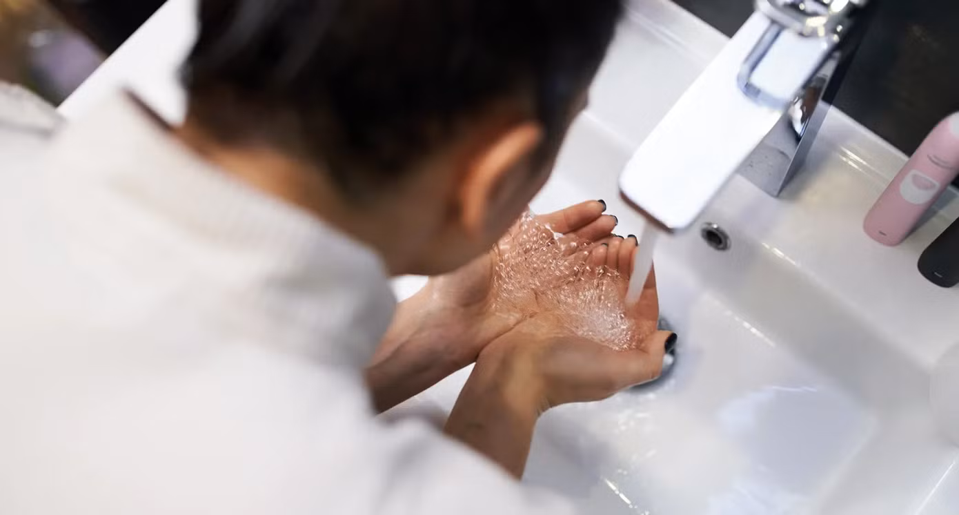 Ban đêm, da không tiếp xúc với nhiều tác nhân bên ngoài (như phấn hoa, khói bụi, trang điểm) nên hầu như không có gì cần làm sạch quá mức vào buổi sáng.