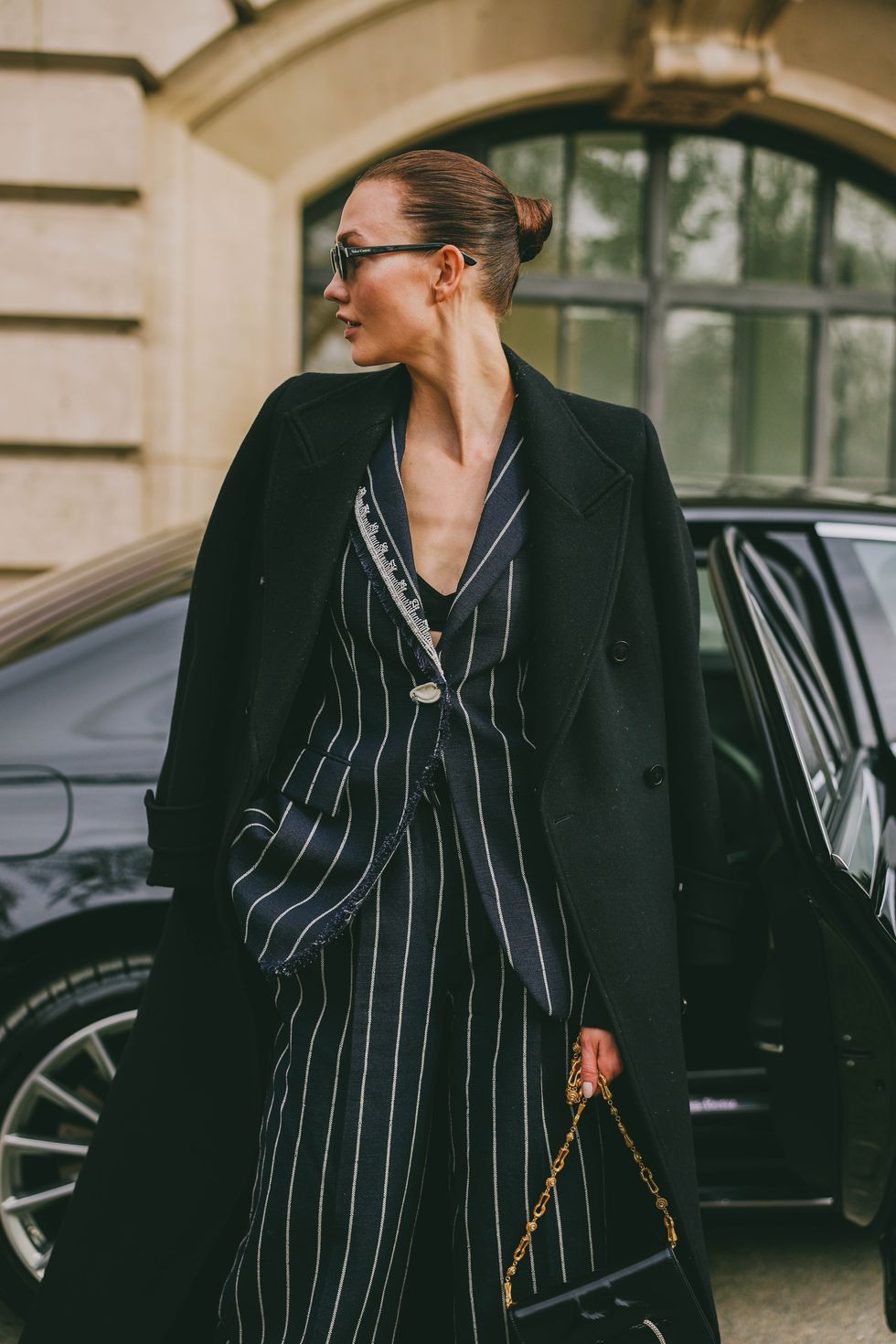 Thanh lịch, trang nhã trong set đồ tối giản, cổ sâu khoe xương quai xanh quyến rũ.