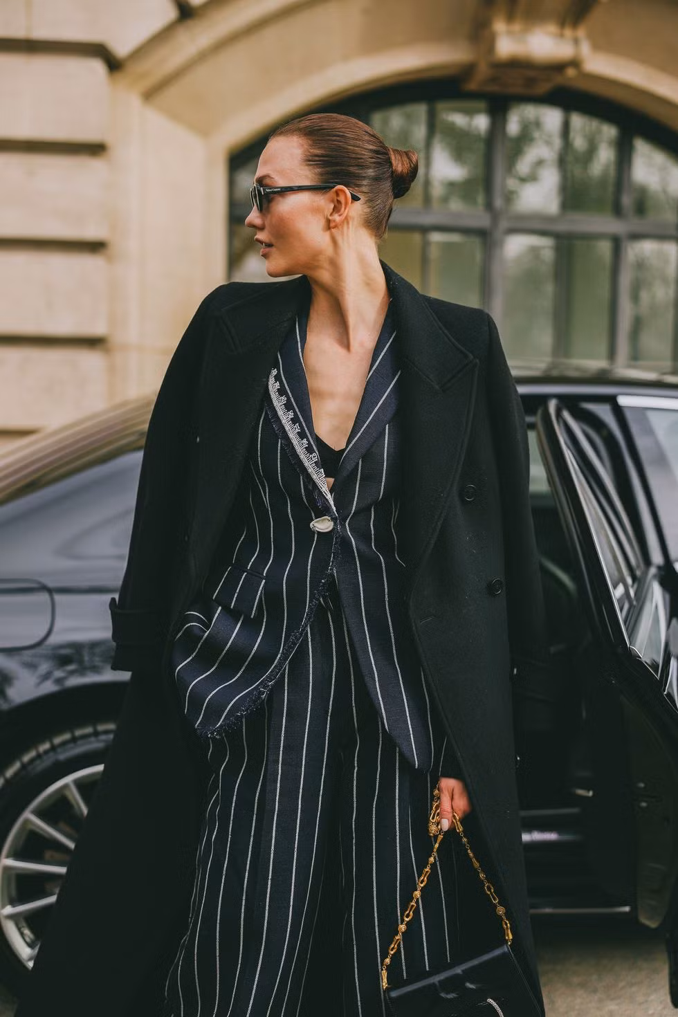 Thanh lịch, trang nhã trong set đồ tối giản, cổ sâu khoe xương quai xanh quyến rũ.