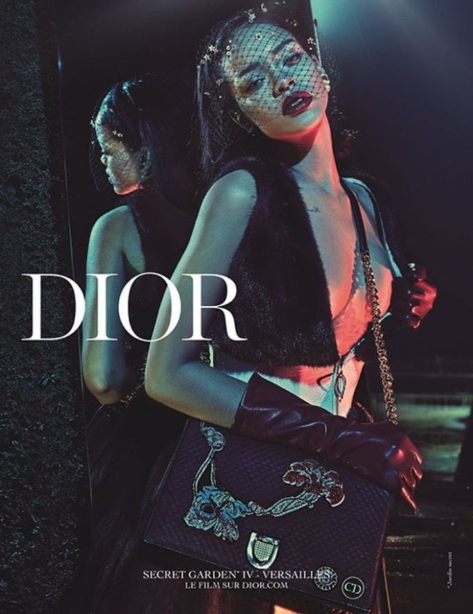 Rihanna trong chiến dịch “Secret Garden” IV của Dior vào năm 2015. Rihanna trong chiến dịch “Secret Garden” IV của Dior vào năm 2015.