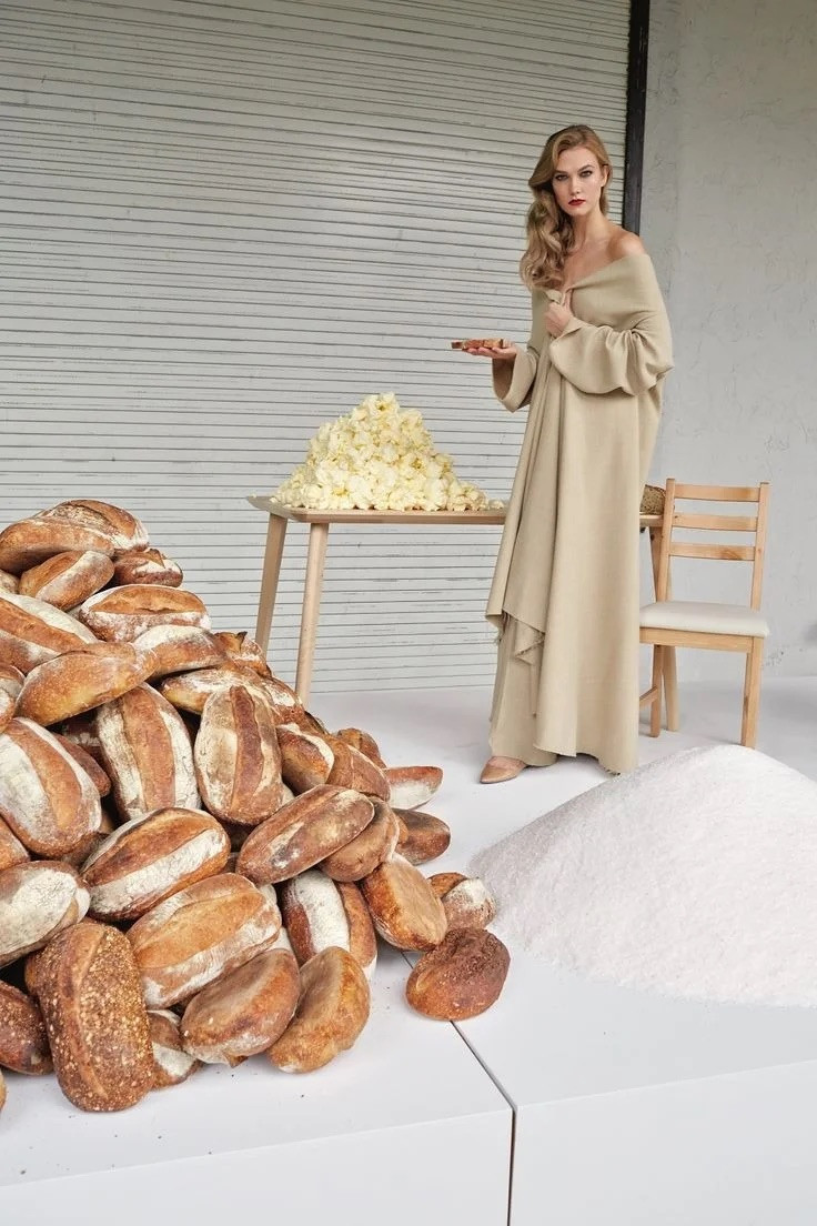 Khác với sắc vàng cũ kỹ trong làn sóng "Old Money", màu vàng bơ đem đến một vẻ đẹp tinh tế và thoải mái hơn, vừa cổ điển vừa hiện đại.