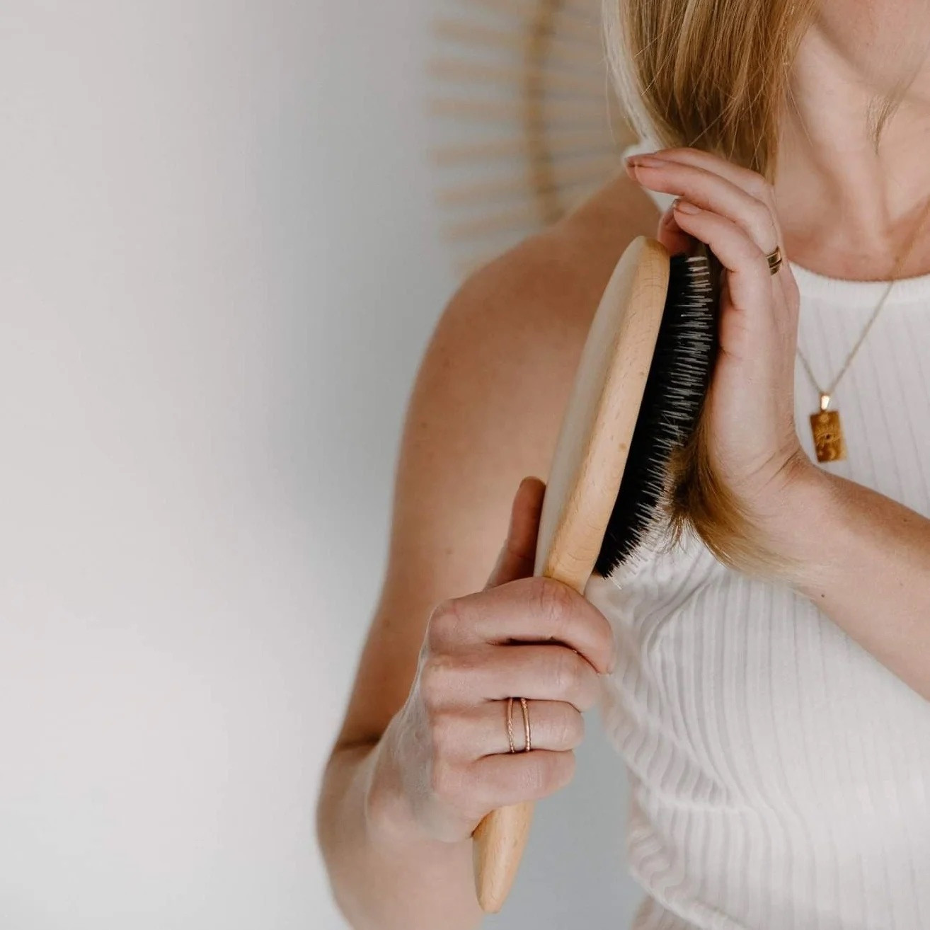 Nếu chải tóc đúng cách, bạn sẽ thấy tóc không còn bị rối quá nhiều. Nếu chải tóc đúng cách, bạn sẽ thấy tóc không còn bị rối quá nhiều.