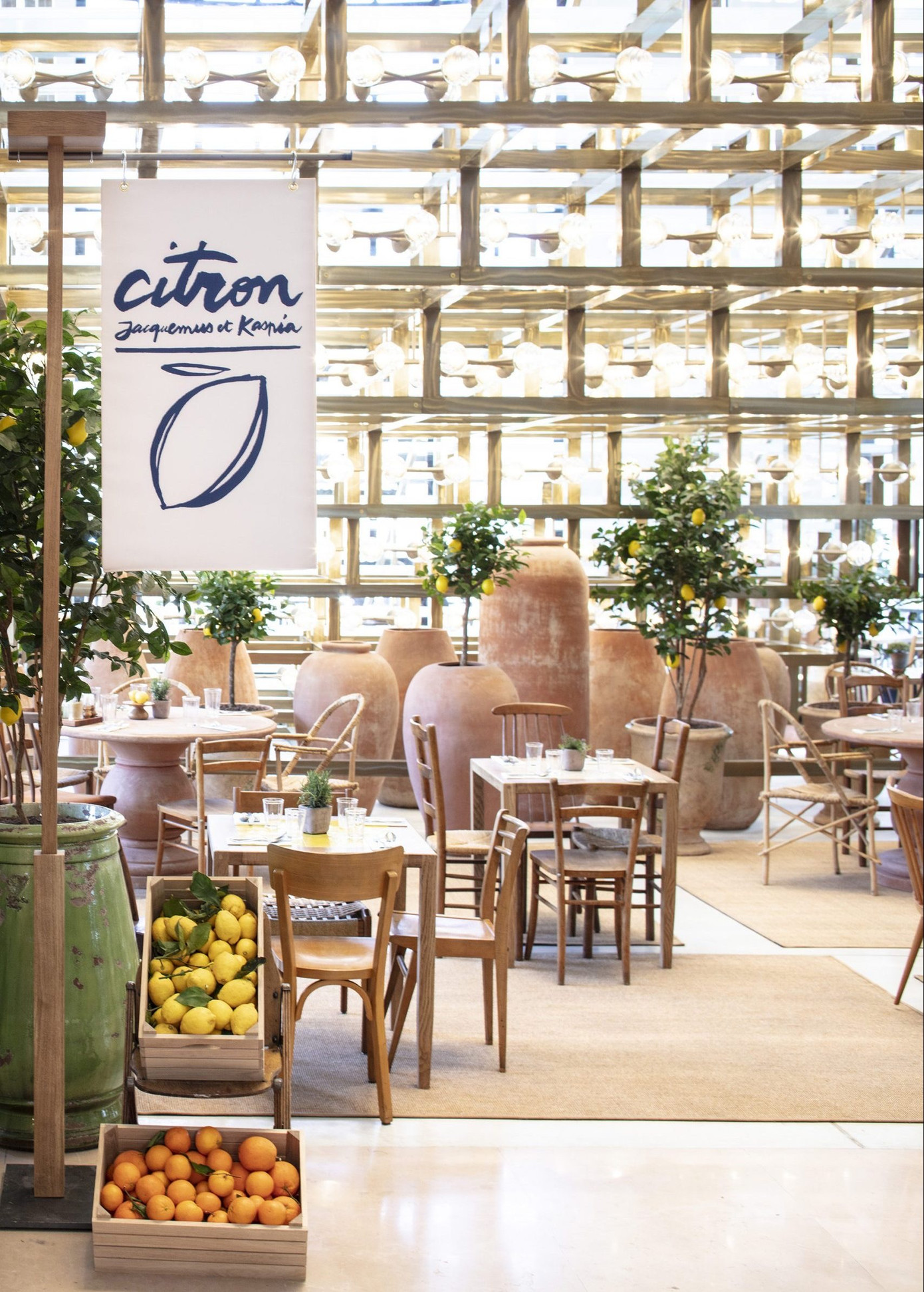 Việc kết hợp các yếu tố ẩm thực vào trải nghiệm thương hiệu là một quyết định cực kỳ thông minh đối với các hãng cao cấp như Jacquemus. Việc kết hợp các yếu tố ẩm thực vào trải nghiệm thương hiệu là một quyết định cực kỳ thông minh đối với các hãng cao cấp như Jacquemus.