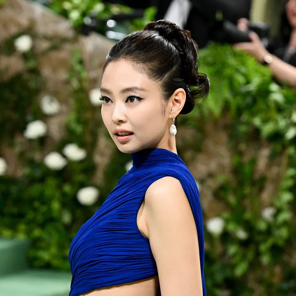 Jennie chọn ngọc trai làm trang sức, nhấn ở đôi hoa tai và thắt lưng làm nổi bật vòng eo.