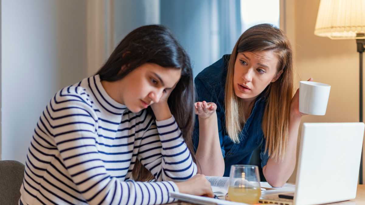 Thay vì đối đầu với phụ huynh, hãy chọn những từ ngữ ấm áp và tích cực để đáp lại.