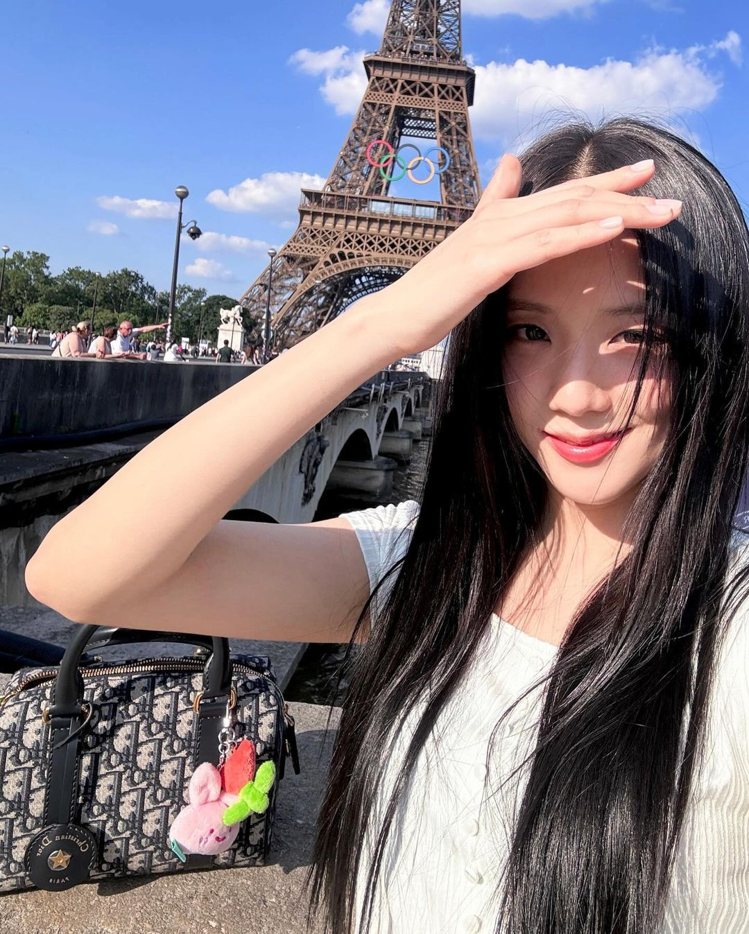 Jisoo luôn yêu thích phong cách tối giản, phối túi xách Dior cùng trang phục áo phông trắng, quần jeans xanh và đôi xăng đan trắng. Jisoo luôn yêu thích phong cách tối giản, phối túi xách Dior cùng trang phục áo phông trắng, quần jeans xanh và đôi xăng đan trắng.