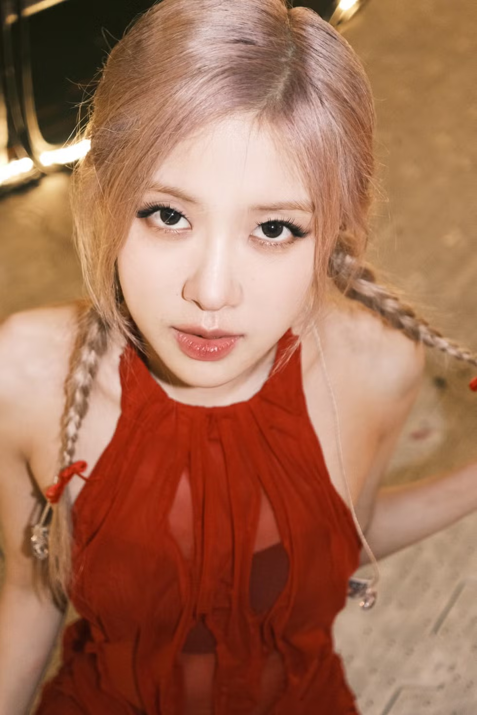 Biểu diễn tại San Francisco, Rosé mặc một chiếc áo mỏng màu đỏ. Cô đã tết tóc thành hai bím với những chiếc ruy băng đỏ cùng tông.