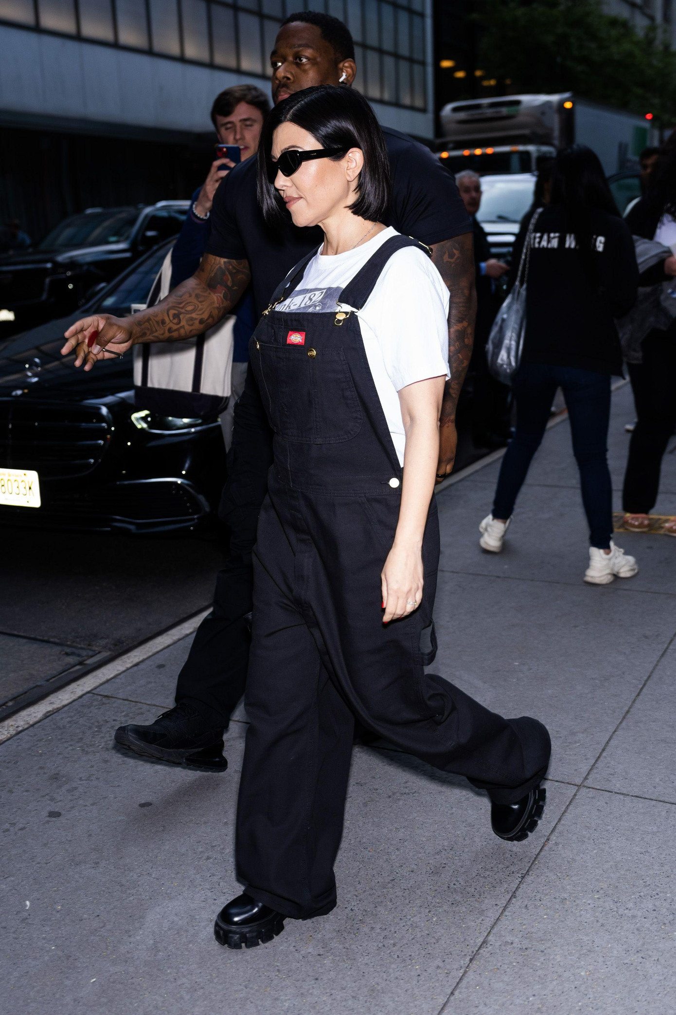 Workwear: Khi người nổi tiếng, các nhà mốt hứng thú với trang phục lao động ảnh 2