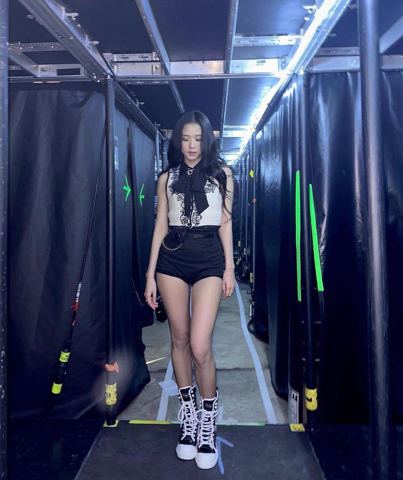 Bí kíp "ăn gian" chiều cao và thiên vị vòng hai từ Jisoo chính là sơ vin. Bí kíp "ăn gian" chiều cao và thiên vị vòng hai từ Jisoo chính là sơ vin.