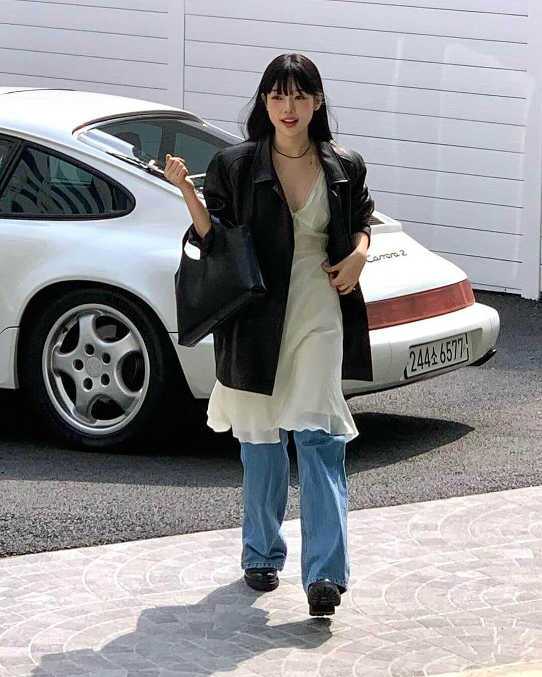 Layering cũng là kiểu phối quen thuộc mà các nàng thường áp dụng với váy ngủ. Nâng tầm diện mạo khi mix &amp; match cùng quần dài, giày boots và áo khoác.