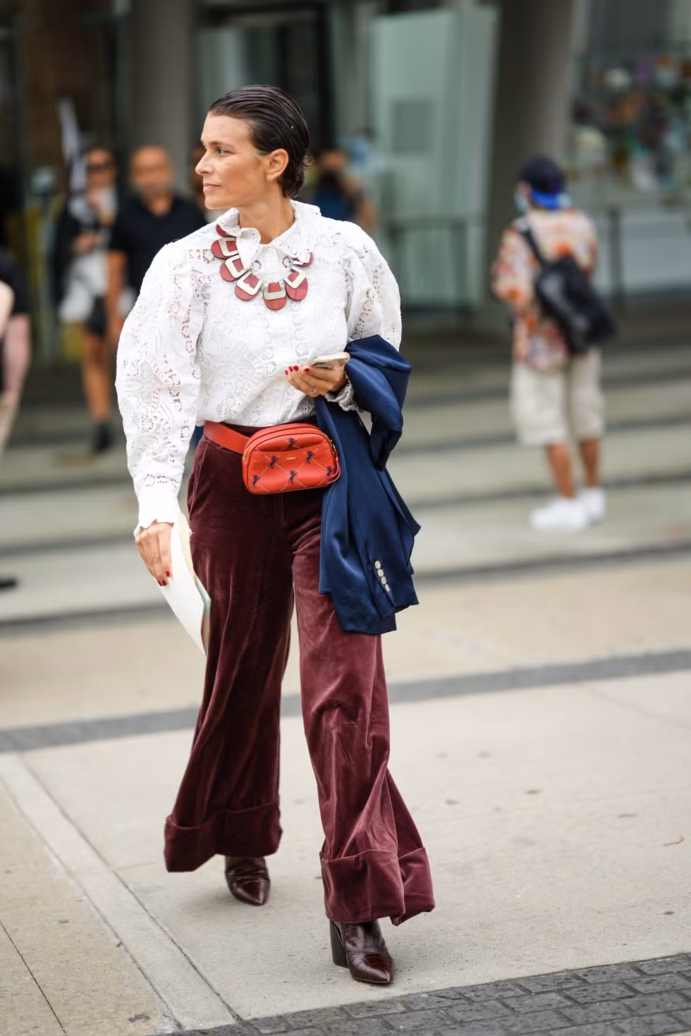 Túi đeo hông belt bag thường được quen với những cách phối casual hằng ngày. Tuy nhiên, belt bag hoàn toàn có thể được nâng lên một tầm cao mới.