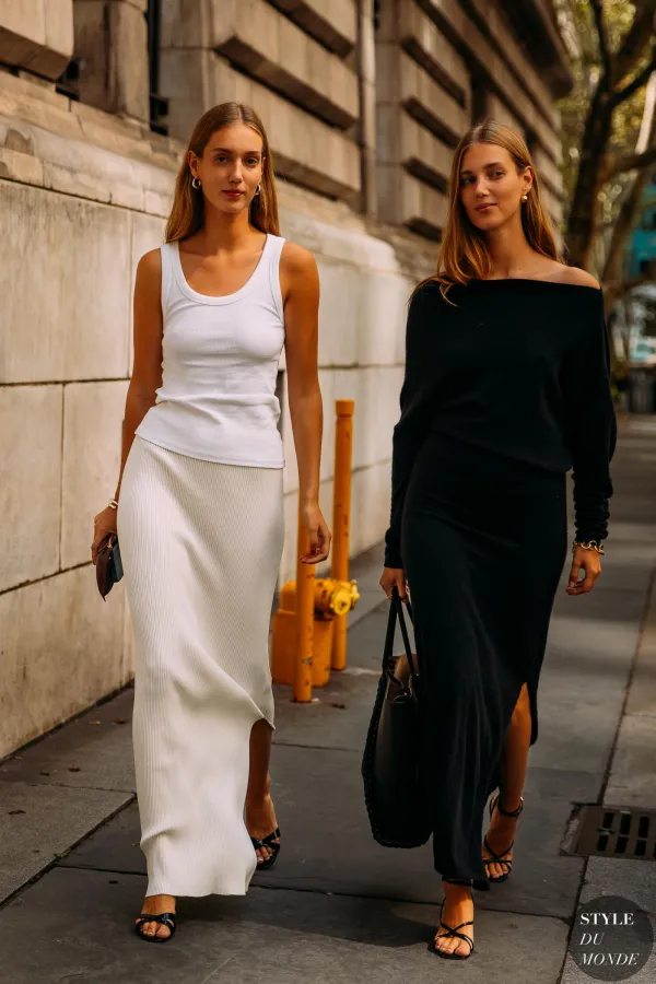 Đối với những trang phục bó sát, bạn nên chọn đồ lót trơn để mặc bên trong. Đối với những trang phục bó sát, bạn nên chọn đồ lót trơn để mặc bên trong.