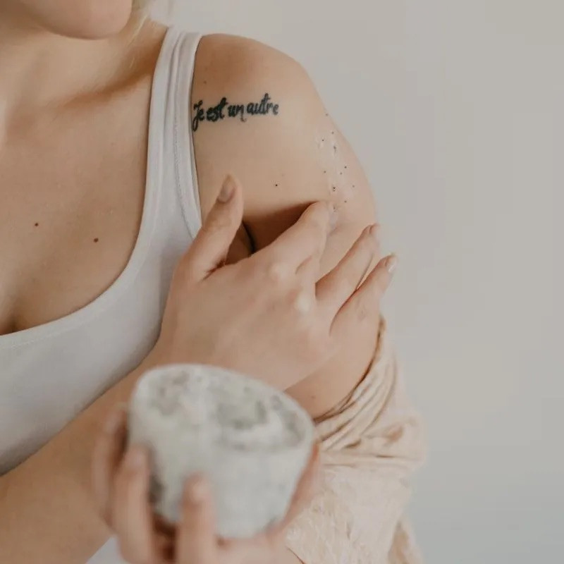 Hãy chọn một loại tẩy da chết nhẹ phù hợp với loại da của bạn và tích hợp nó vào chế độ chăm sóc da của bạn không nhiều hơn 1 - 2 lần mỗi tuần. Hãy chọn một loại tẩy da chết nhẹ phù hợp với loại da của bạn và tích hợp nó vào chế độ chăm sóc da của bạn không nhiều hơn 1 - 2 lần mỗi tuần.