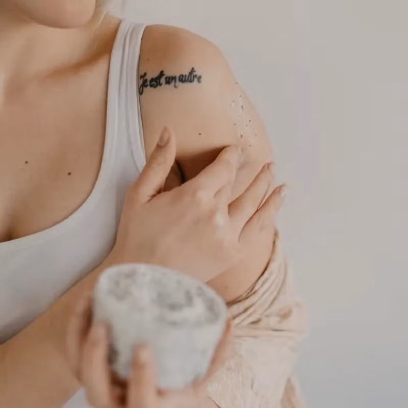 Hãy chọn một loại tẩy da chết nhẹ phù hợp với loại da của bạn và tích hợp nó vào chế độ chăm sóc da của bạn không nhiều hơn 1 - 2 lần mỗi tuần.
