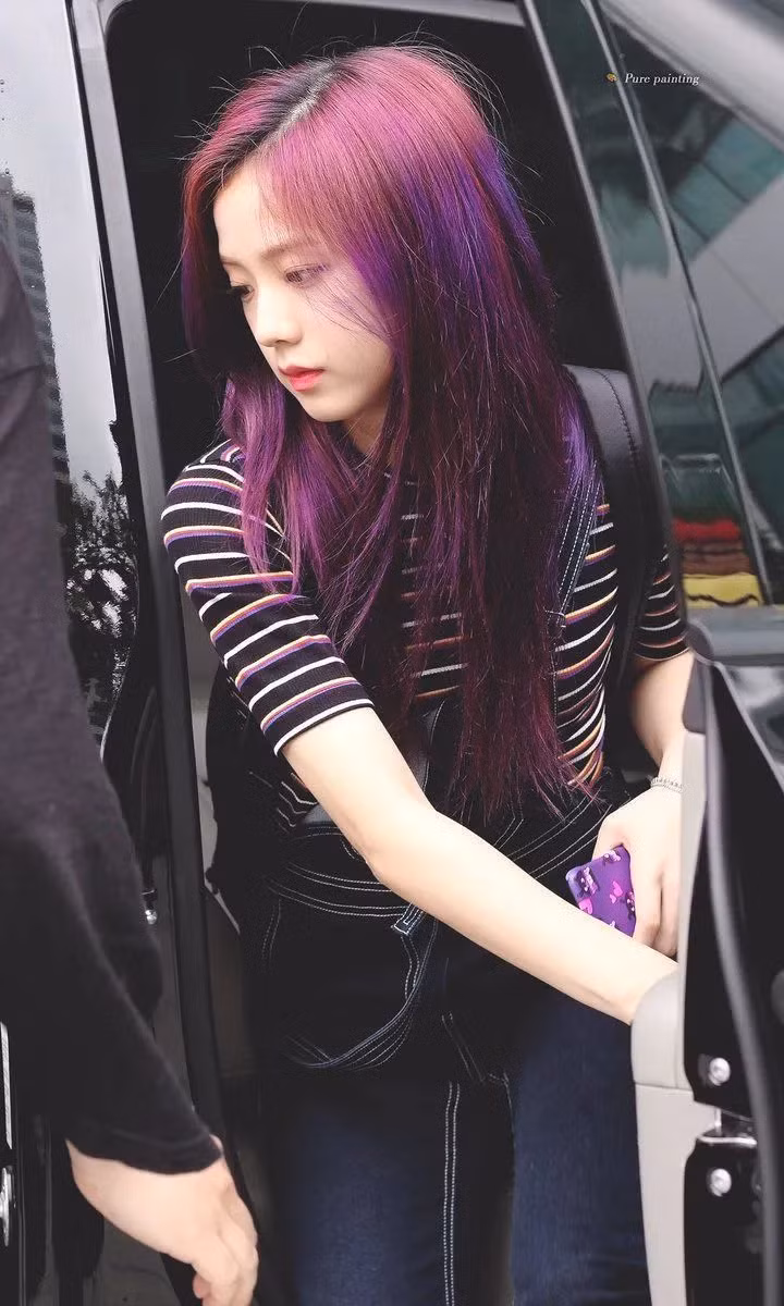 Tóc màu nâu ấm kết hợp với màu tím giúp Jisoo thăng hạng visual.
