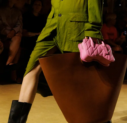 Chiếc túi đôi trên sàn diễn của Jil Sander.