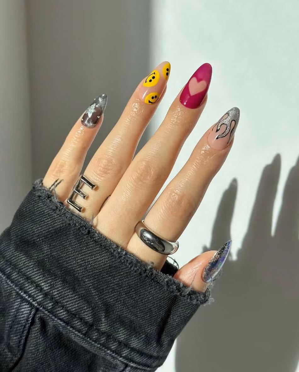 Hình vẽ vui nhộn cảm hứng thập niên 90 sẽ khiến bộ nail của bạn trông cực kì thời trang.