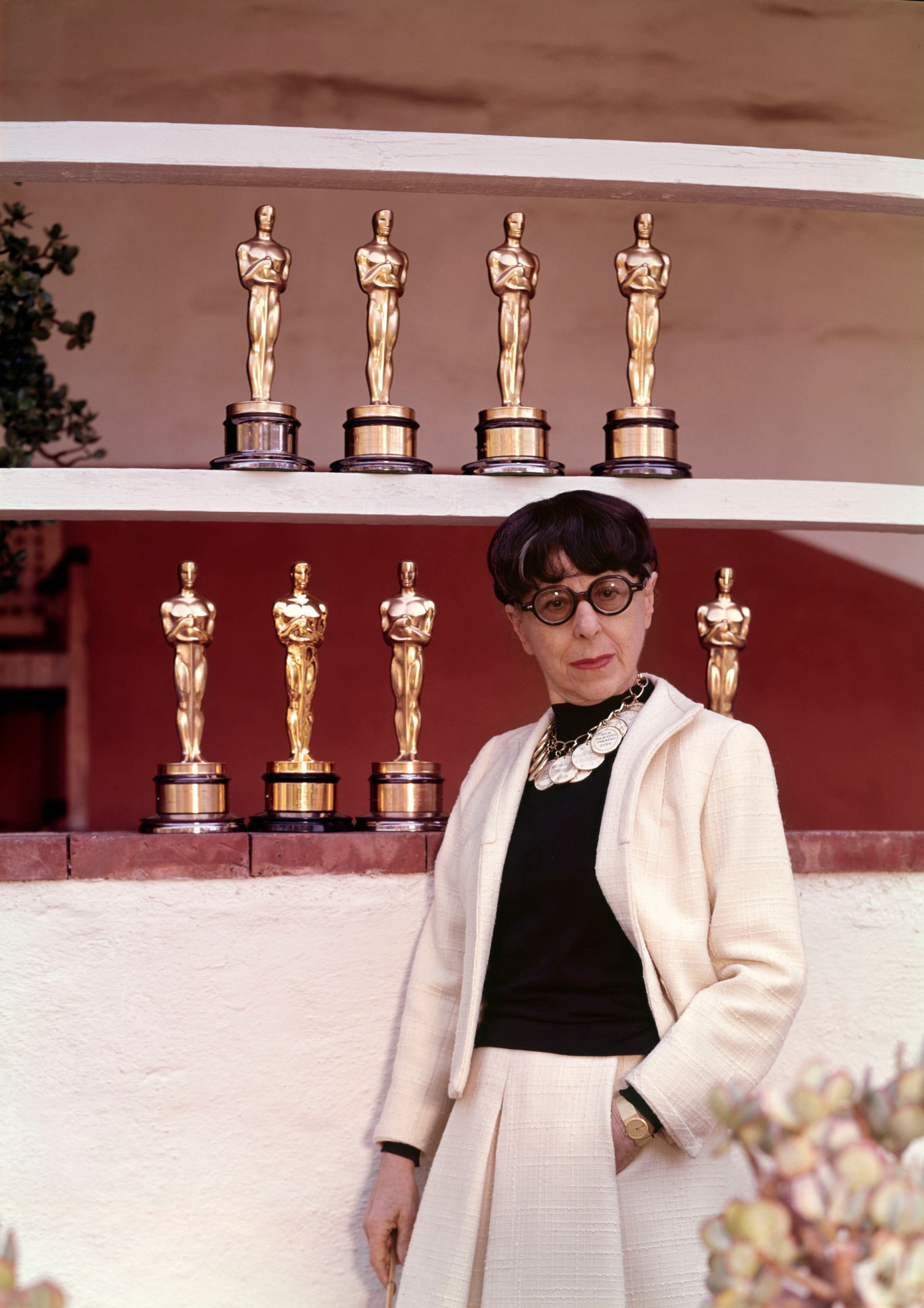 Edith Head là huyền thoại đối với điện ảnh quốc tế cũng như đối với các tín đồ thời trang. Edith Head là huyền thoại đối với điện ảnh quốc tế cũng như đối với các tín đồ thời trang.