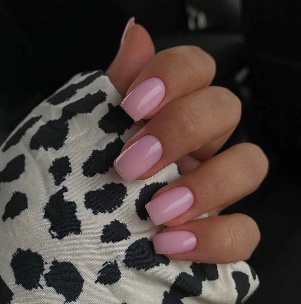 Kiểu móng bubblegum vuông.