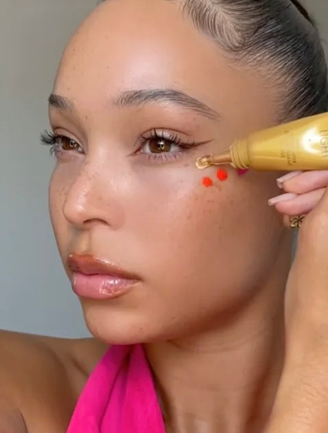 Bước cuối cùng và quan trọng nhất, cần thêm một chút highlighter dạng lỏng ở dưới khóe mắt, nên ưu tiên các gam màu vàng. Bước cuối cùng và quan trọng nhất, cần thêm một chút highlighter dạng lỏng ở dưới khóe mắt, nên ưu tiên các gam màu vàng.