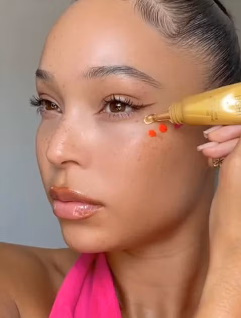 Bước cuối cùng và quan trọng nhất, cần thêm một chút highlighter dạng lỏng ở dưới khóe mắt, nên ưu tiên các gam màu vàng.