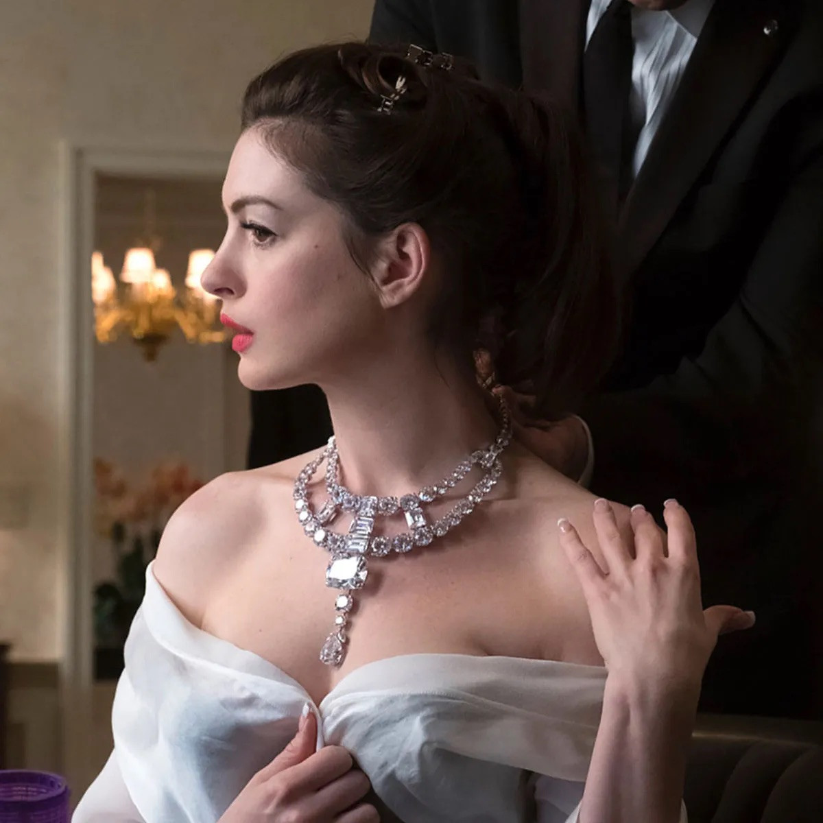Anne Hathaway đeo chiếc vòng cổ Touissant Cartier lấp lánh trong Ocean&apos;s 8.