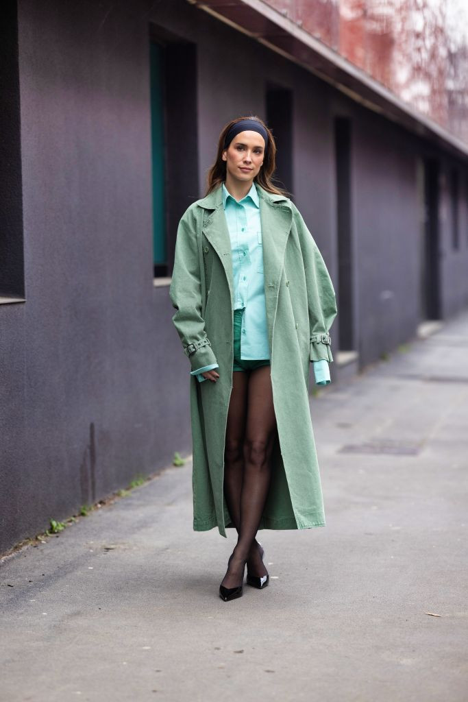 Việc che phủ tối đa đôi chân mang tính tương phản với kích thước siêu ngắn của quần soóc.