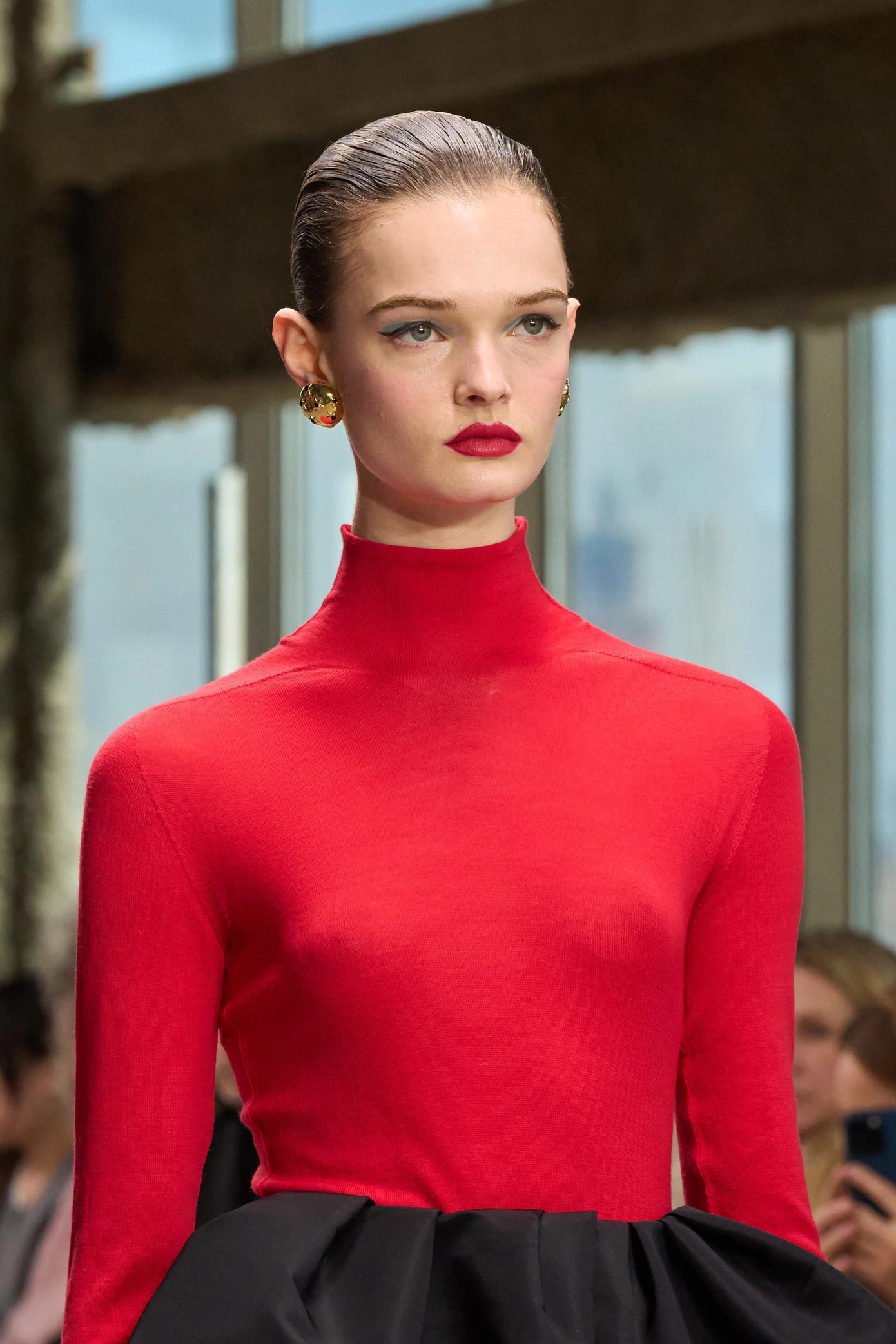 Trên sàn diễn của Fforme, Khaite, Carolina Herrera và Altuzarra, những đôi môi đỏ đậm, nổi bật là điểm gây chú ý với giới mộ điệu. Trên sàn diễn của Fforme, Khaite, Carolina Herrera và Altuzarra, những đôi môi đỏ đậm, nổi bật là điểm gây chú ý với giới mộ điệu.