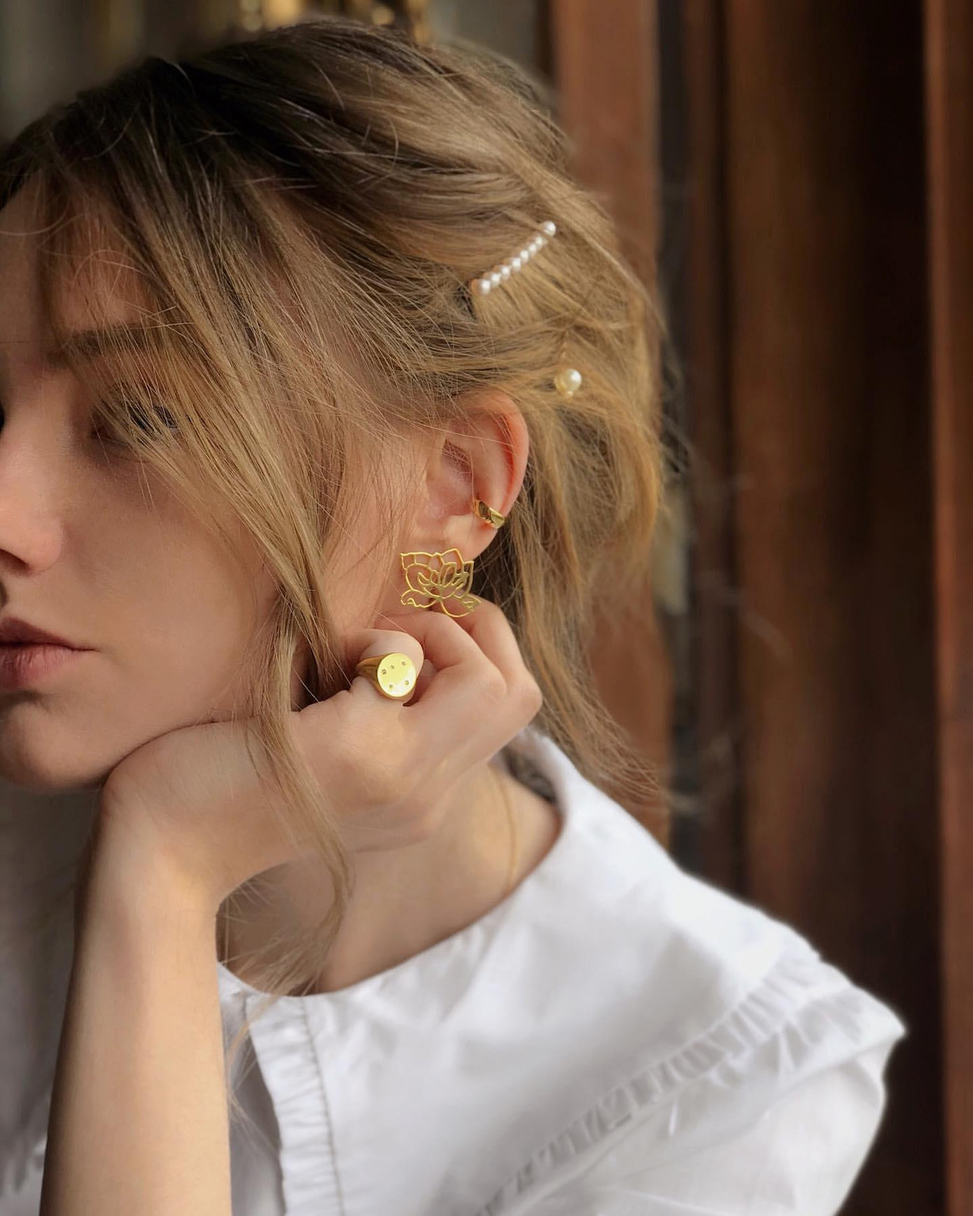 Kẹp tóc ngọc trai trắng là món phụ kiện tinh tế cho bất kỳ kiểu tóc nào.