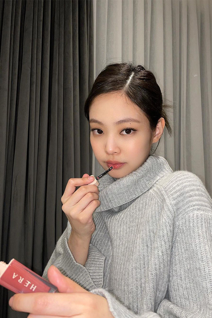 Jennie sử dụng một loại son môi cổ điển và là tác phẩm thủ công của thương hiệu Hera.
