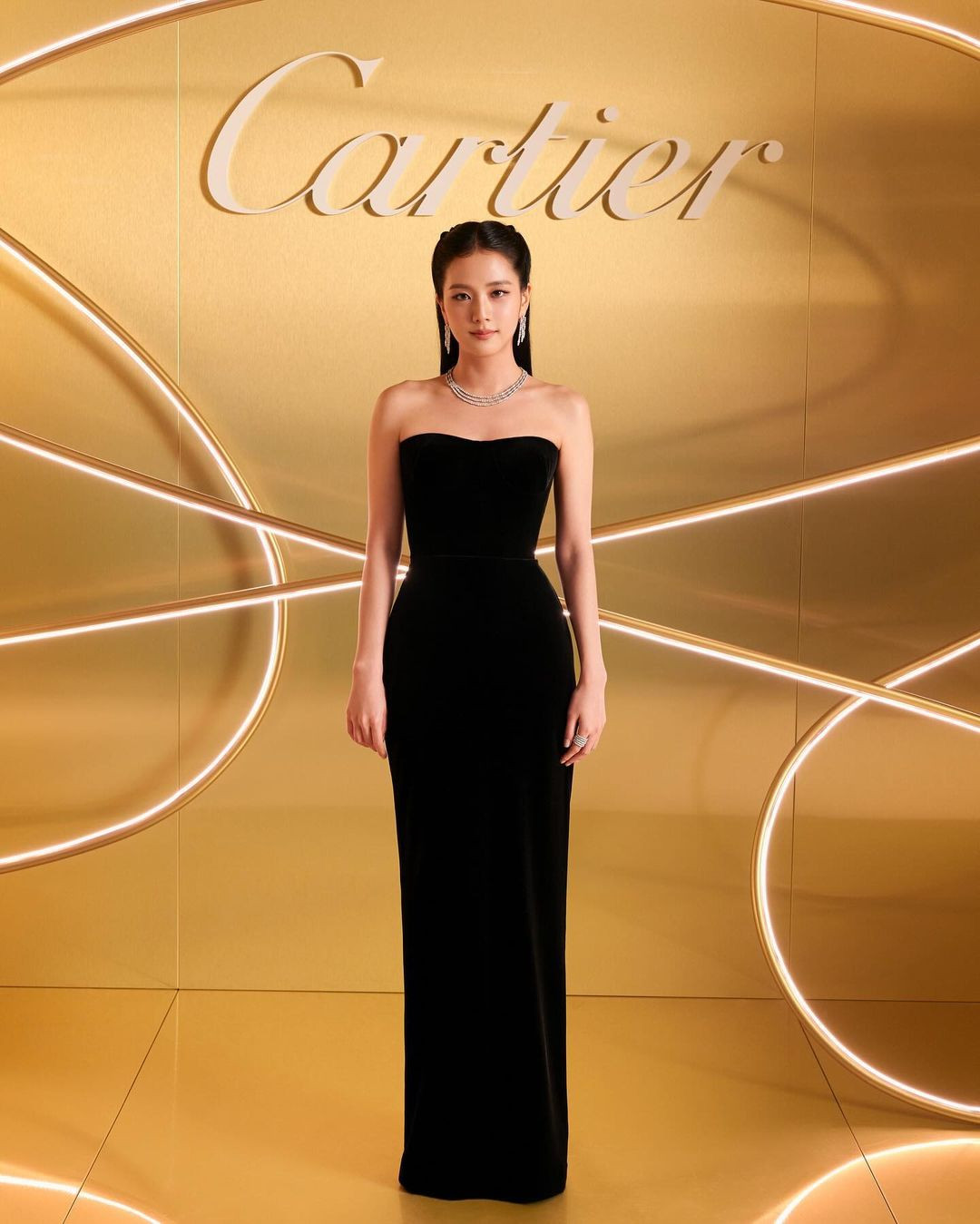 Đầu năm 2024, Jisoo là một trong những khách mời danh giá tham dự sự kiện Cartier’s Trinity 100 Celebration. Trang phục và phụ kiện kim cương mà cô chọn đã tôn lên khí chất của mình. Đầu năm 2024, Jisoo là một trong những khách mời danh giá tham dự sự kiện Cartier’s Trinity 100 Celebration. Trang phục và phụ kiện kim cương mà cô chọn đã tôn lên khí chất của mình.