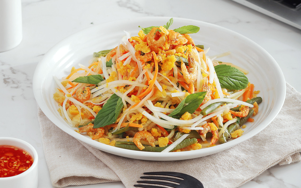 Gỏi và bún trộn rất phổ biến và dễ tìm, có nhiều rau sống và các loại hải sản.