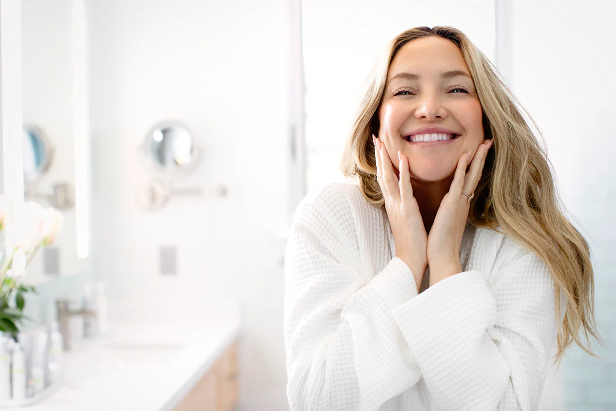 Nữ diễn viên Kate Hudson đã thú nhận với tạp chí Allure rằng cô không còn rửa mặt quá kỹ vào buổi sáng nữa vì làn da nhạy cảm của cô không chịu được nước nóng và sữa rửa mặt. Nữ diễn viên Kate Hudson đã thú nhận với tạp chí Allure rằng cô không còn rửa mặt quá kỹ vào buổi sáng nữa vì làn da nhạy cảm của cô không chịu được nước nóng và sữa rửa mặt.
