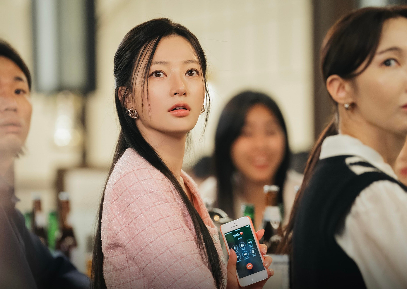 Một nửa của Bạch Dương có thể trong một sự kiện xã hội. Một nửa của Bạch Dương có thể trong một sự kiện xã hội.