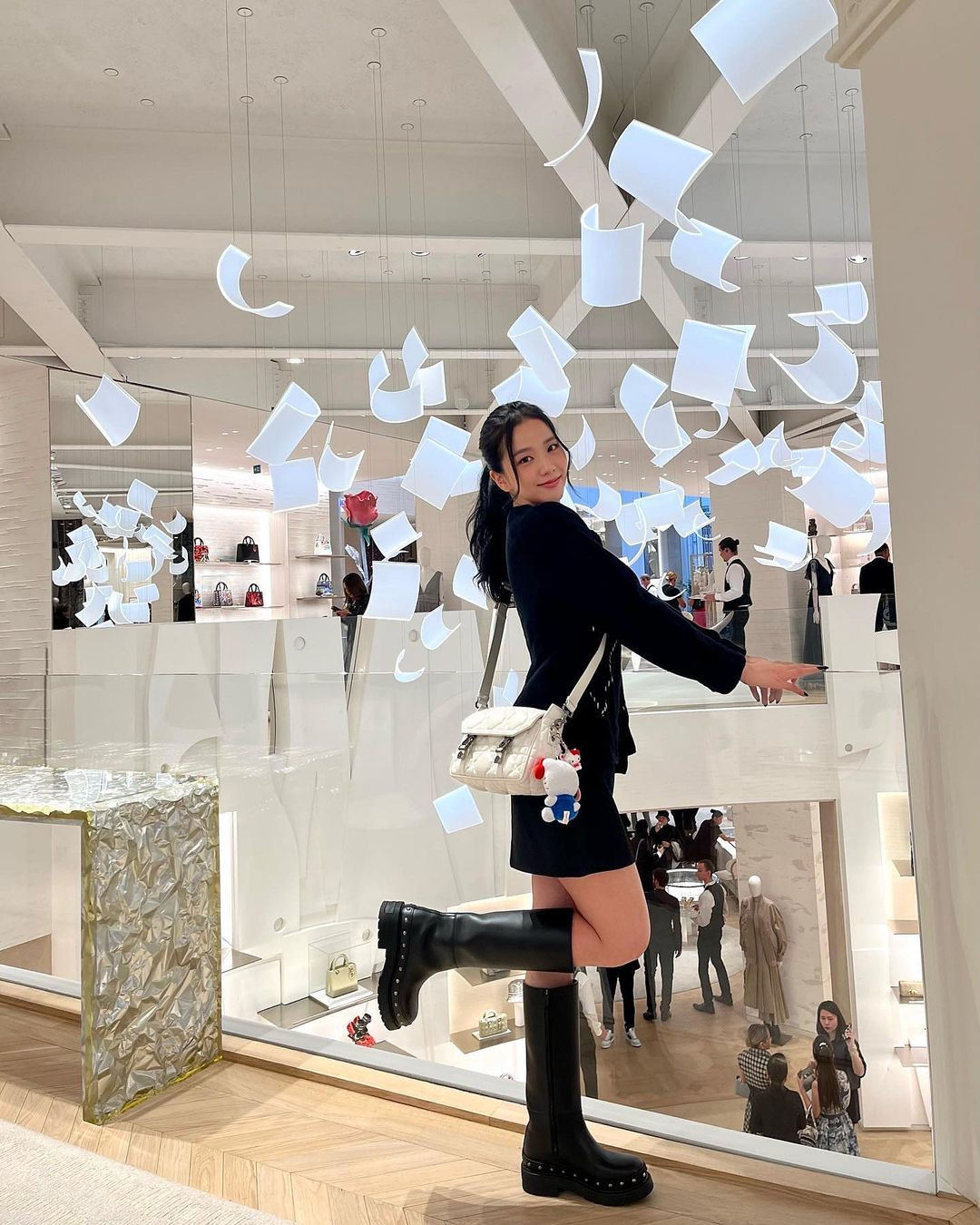 Jisoo tươi tắn tại cửa hàng Dior ở Paris, cô mặc áo len đan Kijun, bốt Diorquake và túi Diorcamp nhỏ có gắn thú nhồi bông Hello Kitty. Jisoo tươi tắn tại cửa hàng Dior ở Paris, cô mặc áo len đan Kijun, bốt Diorquake và túi Diorcamp nhỏ có gắn thú nhồi bông Hello Kitty.