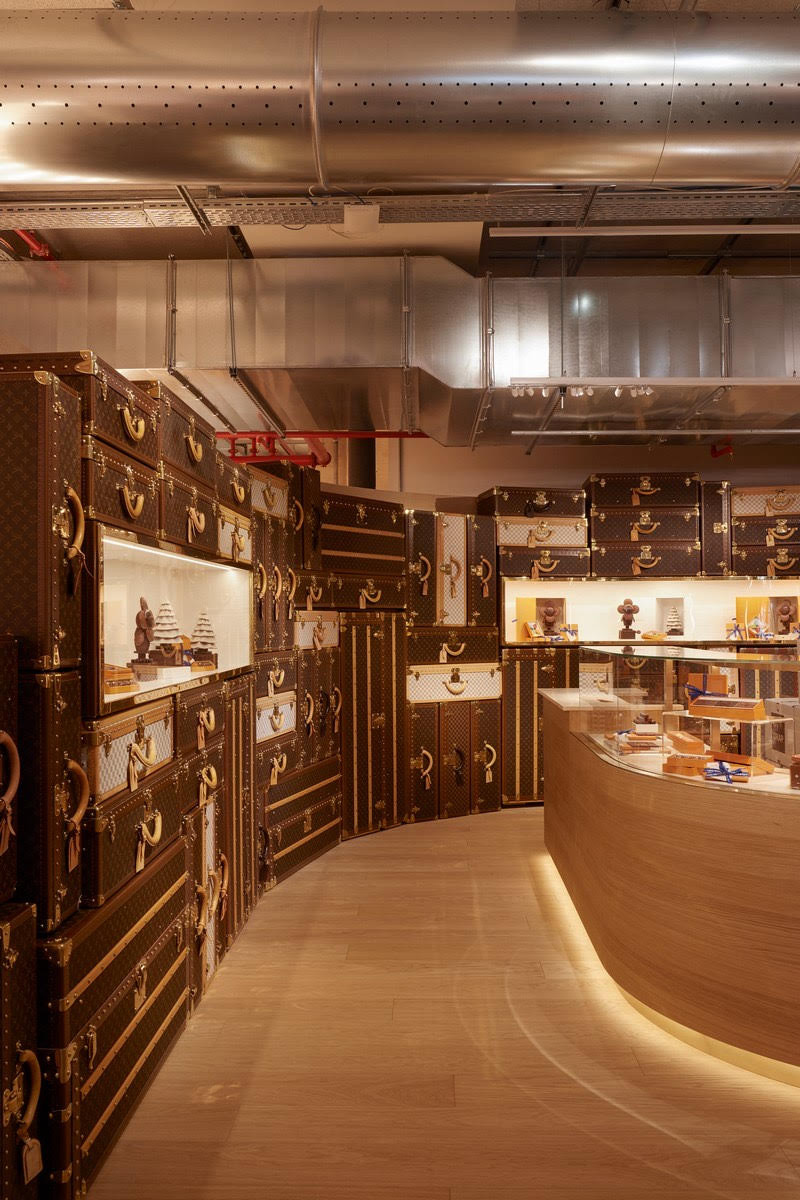 Cửa hàng cà phê kết hợp mô hình kinh doanh thời trang tại Paris của Louis Vuitton. Cửa hàng cà phê kết hợp mô hình kinh doanh thời trang tại Paris của Louis Vuitton.