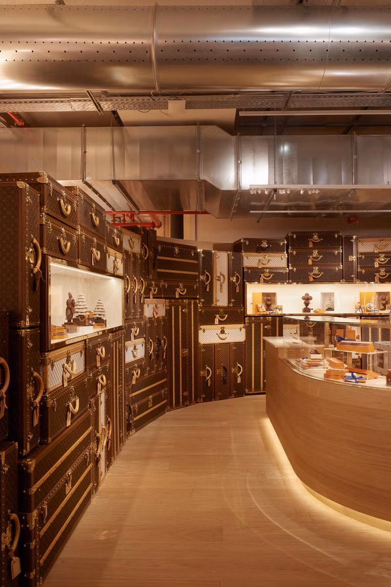 Cửa hàng cà phê kết hợp mô hình kinh doanh thời trang tại Paris của Louis Vuitton. Cửa hàng cà phê kết hợp mô hình kinh doanh thời trang tại Paris của Louis Vuitton.