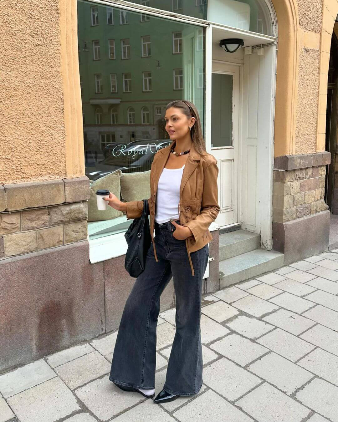 Bên cạnh blazer oversize quen thuộc, bạn có thể thử nghiệm với áo sơ mi.