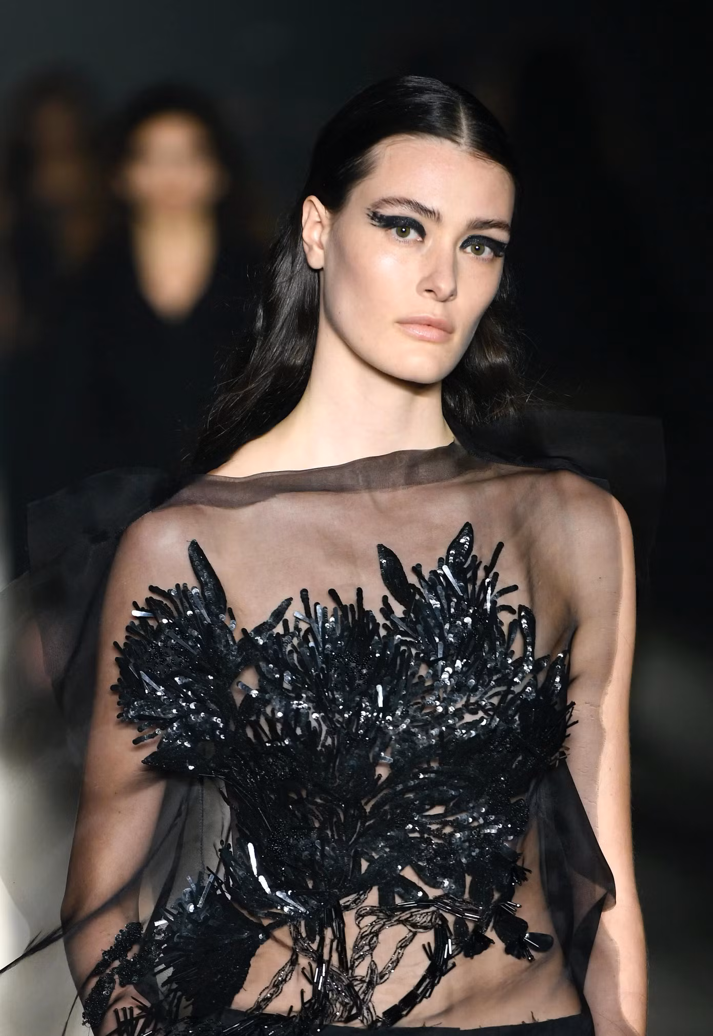 Makeup look mắt khói trên sàn diễn Helmut Lang.