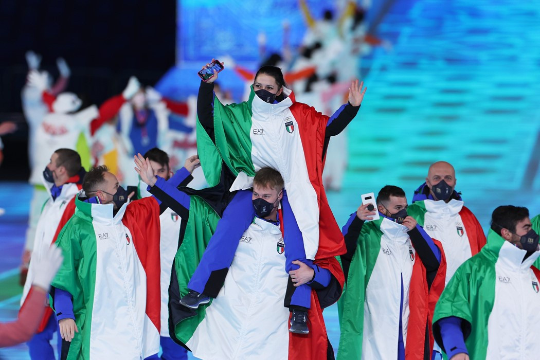 Không có gì mang đậm chất Ý hơn bộ đồng phục này của nhà thiết kế Giorgio Armani.