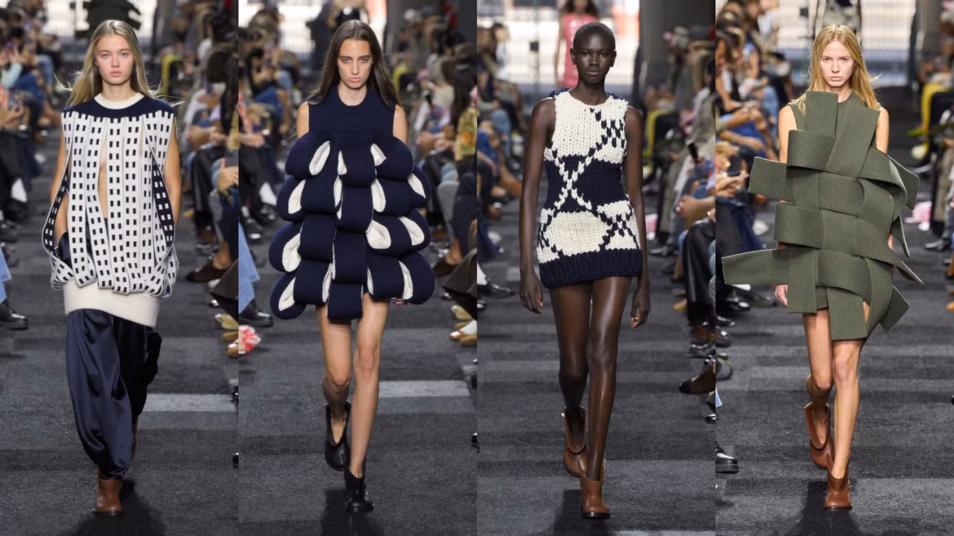 Những chiếc áo len chui đầu cỡ lớn được cắt thành từng dải theo họa tiết hình chữ nhật, đi kèm với quần ống rộng và bốt. Những chiếc áo len chui đầu cỡ lớn được cắt thành từng dải theo họa tiết hình chữ nhật, đi kèm với quần ống rộng và bốt.