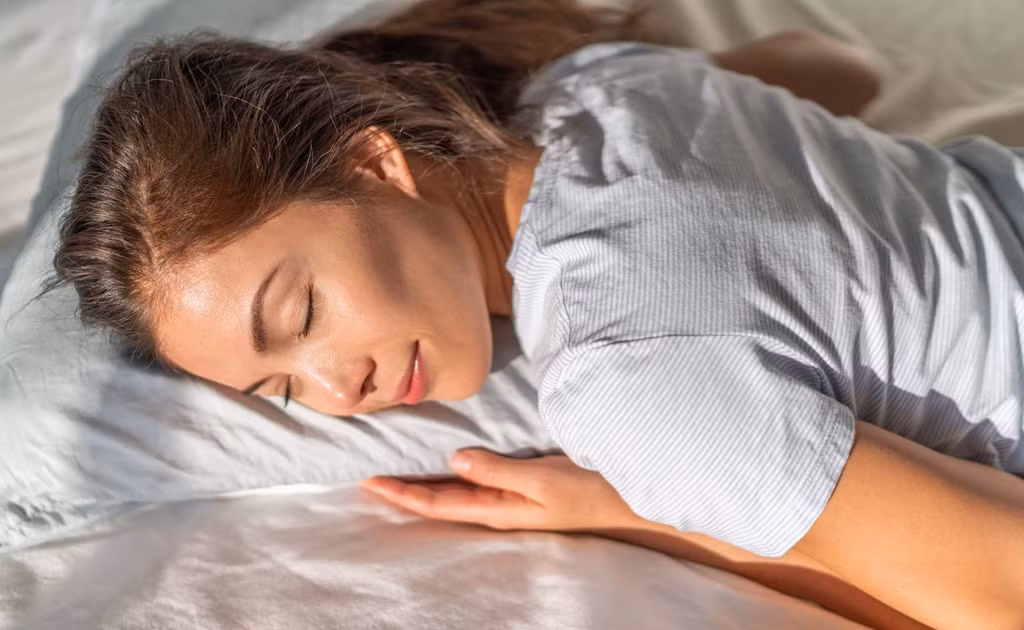 Một môi trường ẩm ướt, do lượng mồ hôi và hơi nóng trên đầu có thể tăng lên, khiến vi khuẩn và nấm men có điều kiện phát triển mạnh hơn. Một môi trường ẩm ướt, do lượng mồ hôi và hơi nóng trên đầu có thể tăng lên, khiến vi khuẩn và nấm men có điều kiện phát triển mạnh hơn.