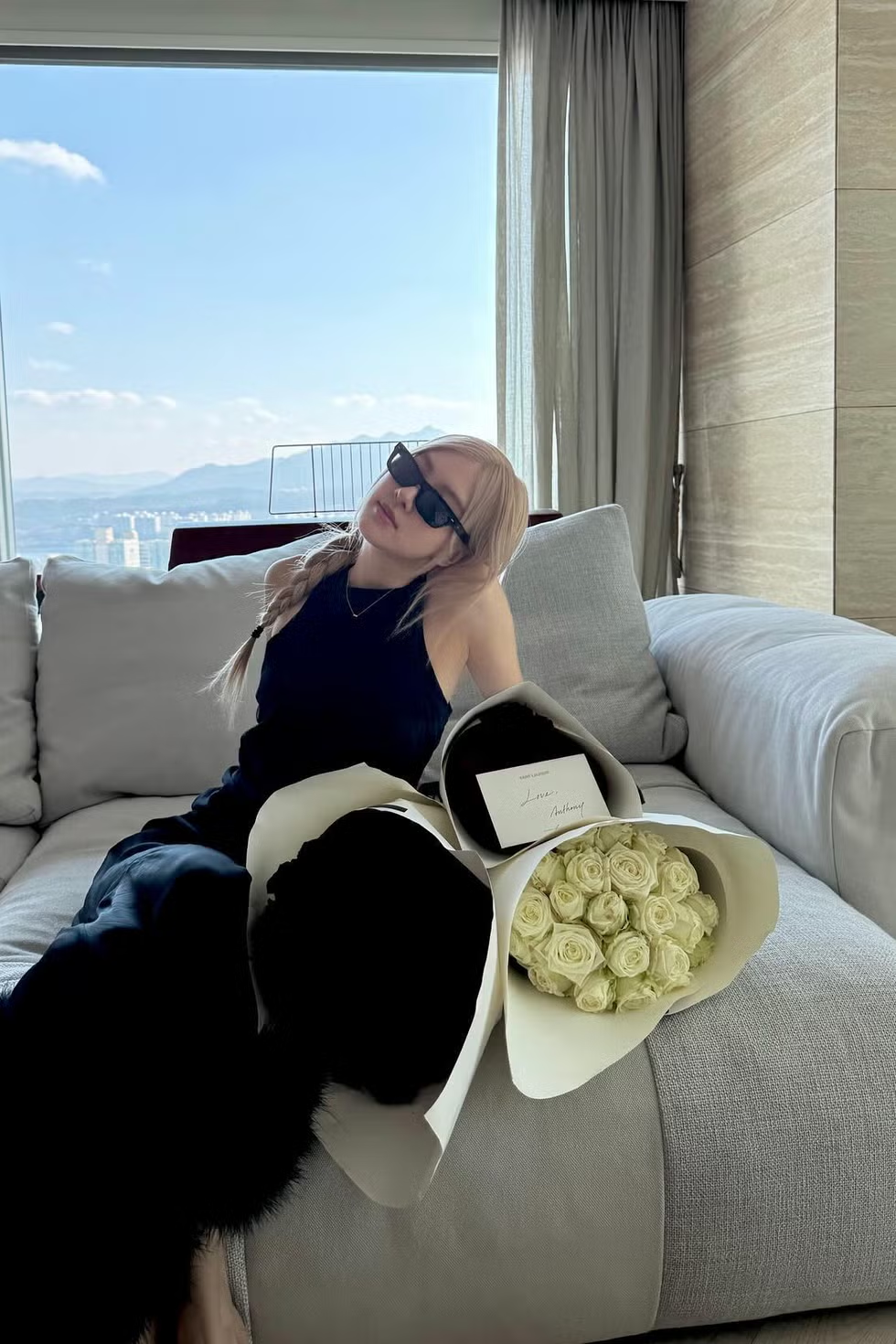 Rosé kỷ niệm sinh nhật lần thứ 27 của mình trong một chiếc váy đen cùng rất nhiều bó hoa.