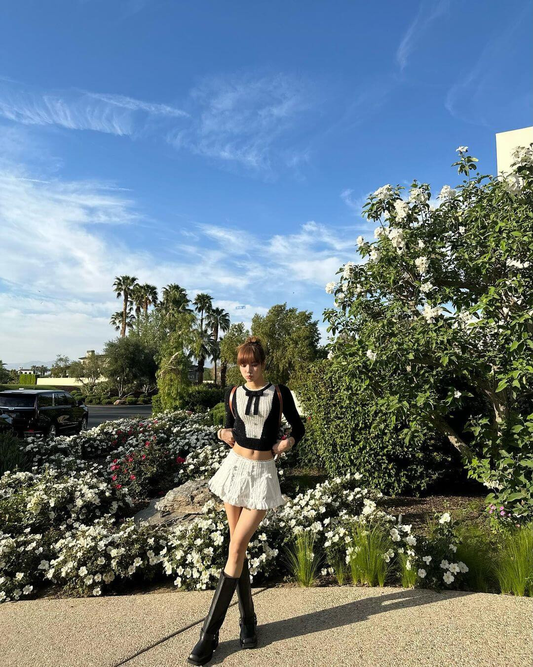 Croptop, baby tee tôn lên vòng eo con kiến.