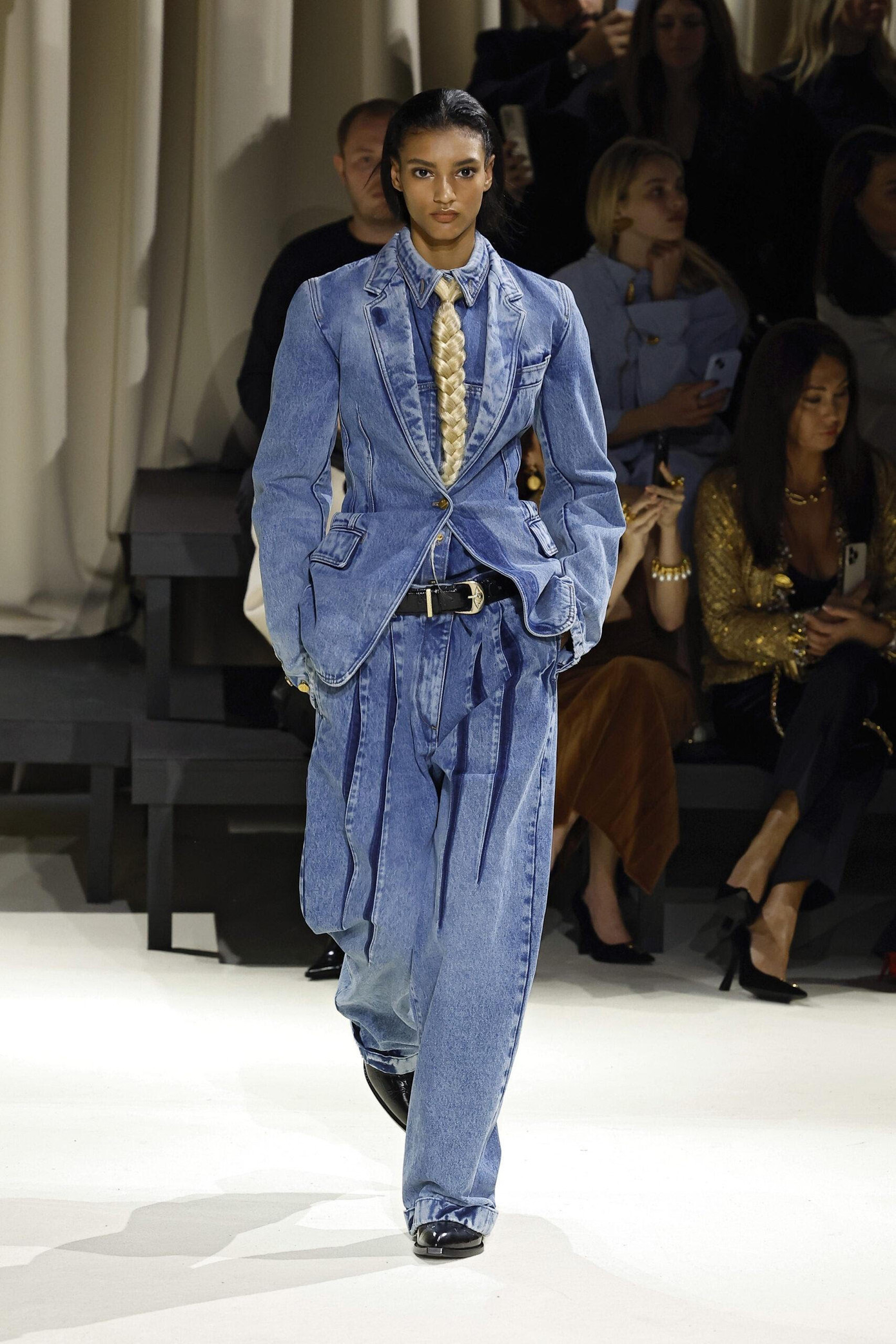 Sàn diễn Schiaparelli Fall/Winter 2024.