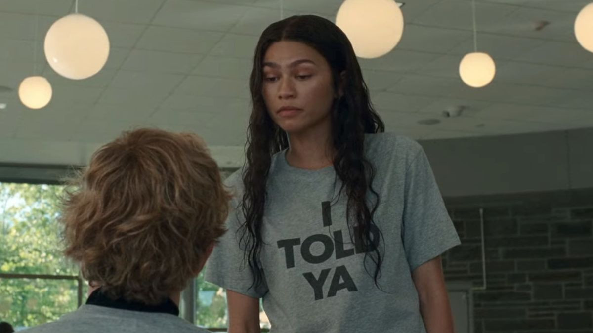 Chiếc áo phông “I Told Ya” trong phim Challengers.